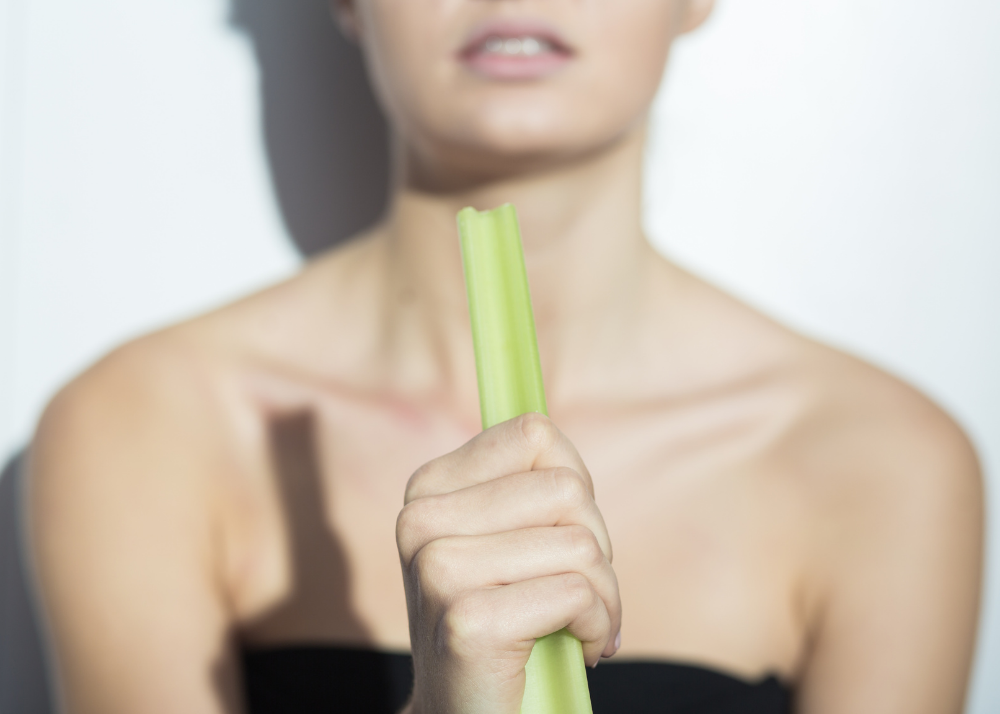 akta-liv-endocrinologia-fisioterapia-pilates-mastologia-vila-mariana-vida-saudável-dietas-restritivas-mulher-comendo-salao