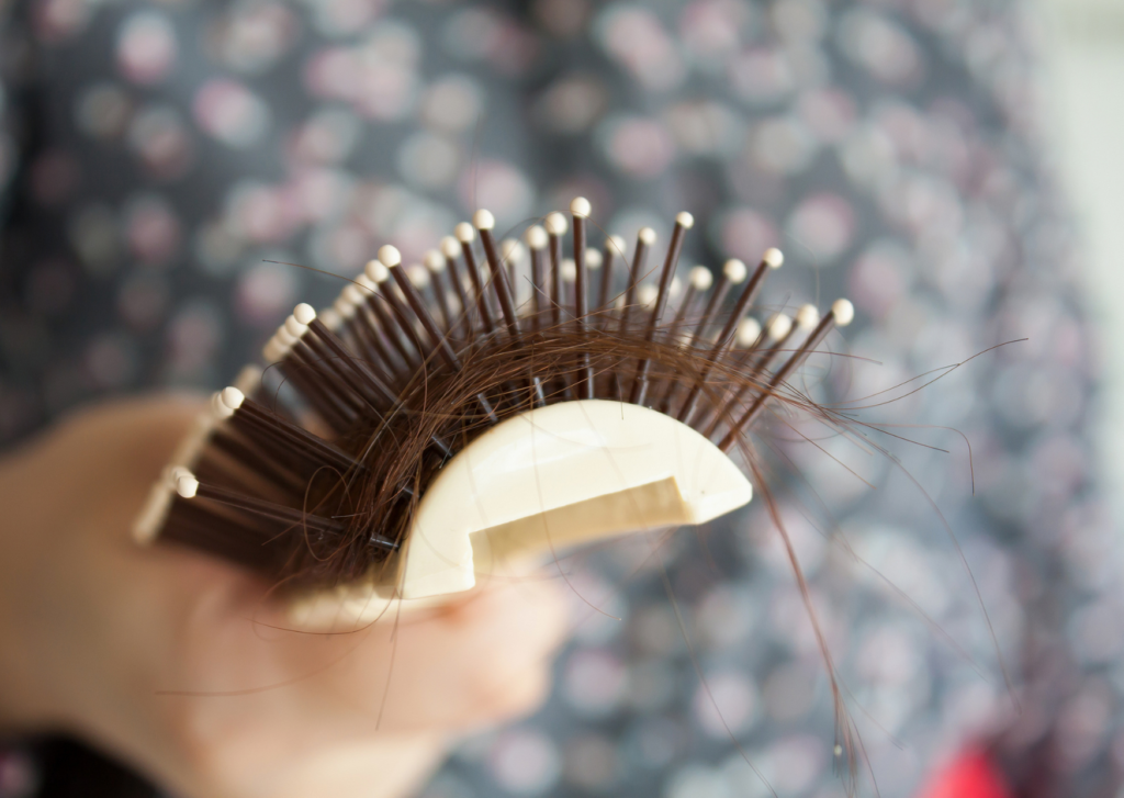 AKTA-Liv-Endocrinologia-Queda-de-cabelo-feminina-escova-com-cabelos-blog