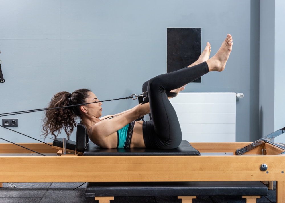 AKTA-Liv-fisioterapia-mulher-fazendo-pilates-para-dor-lombar