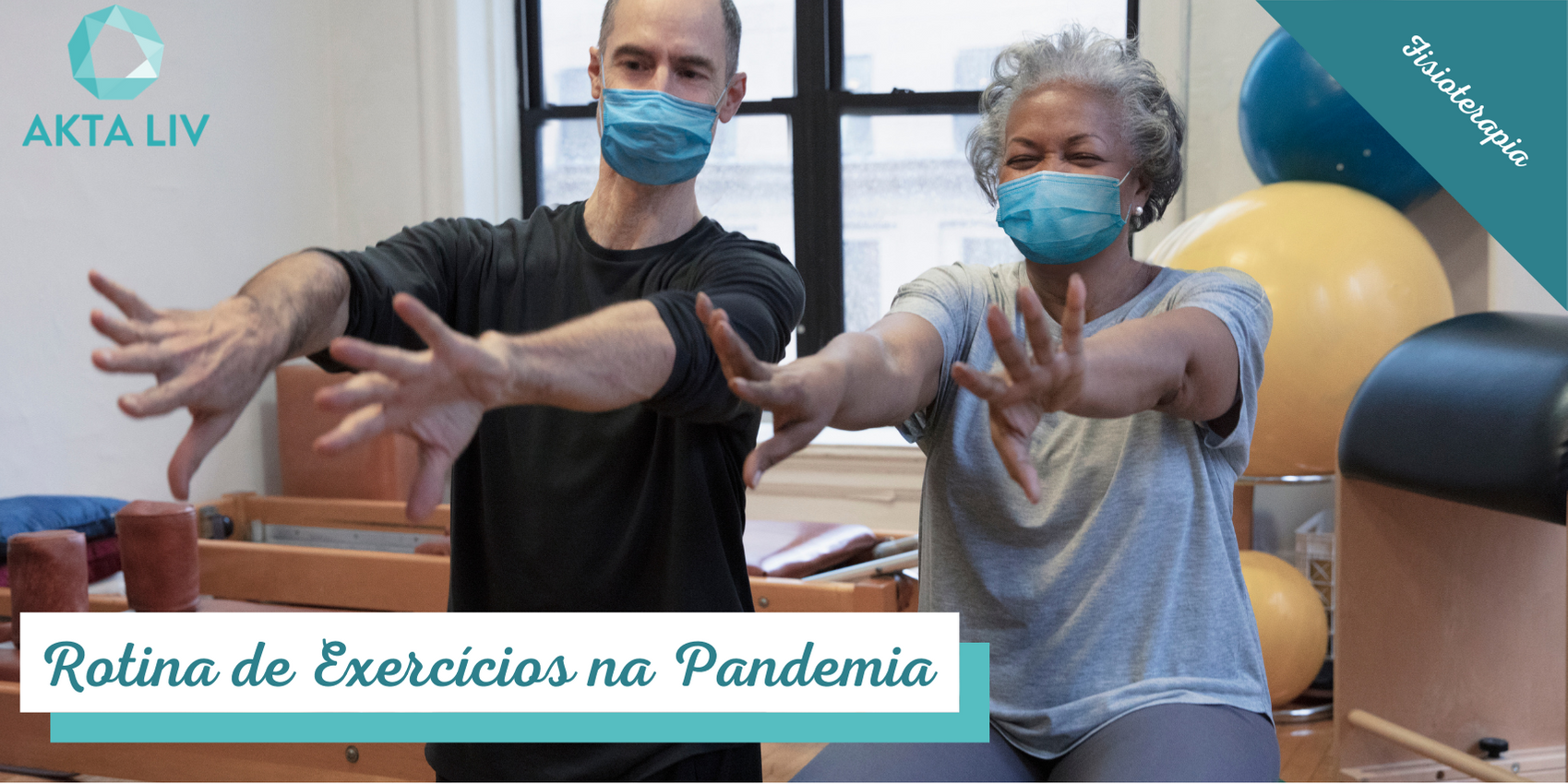Idosa fazendo exercícios na pandemia com fisioterapeuta