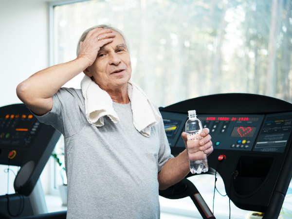 AKTA-Liv-Endocrinologia-Integrada-Fisioterapia-para-doença-de-parkinson-homem-na-esteira