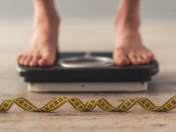 AKTA-Liv-Endocrinologia-Integrada-exame-de-calorimetria-indireta-pessoa-na-balanca