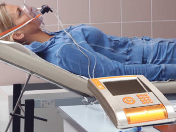 AKTA-Liv-Endocrinologia-Integrada-mulher-deita-fazendo-exame-de-calorimetria-indireta