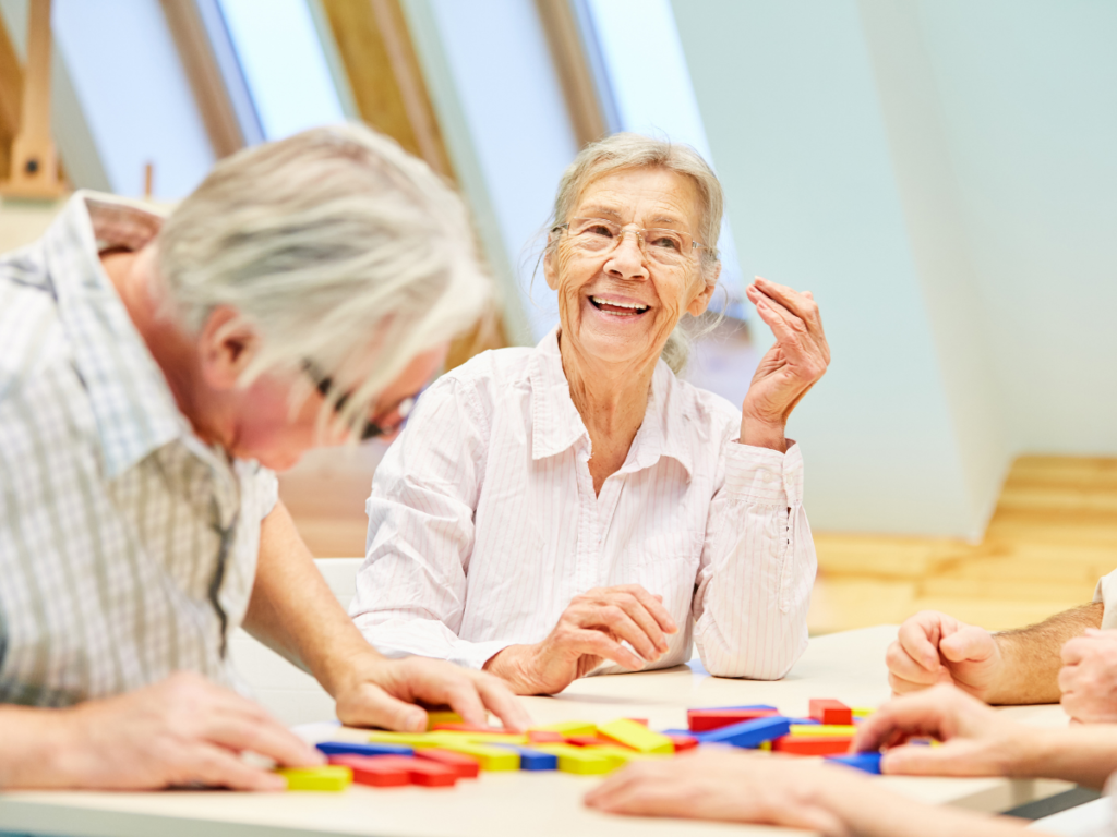 AKTA-Liv-Fisioterapia-para-Alzheimer-idosos-brincando-com-jogo
