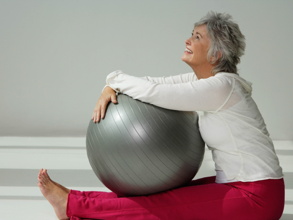 AKTA-Liv-Endocrinologia-Pilates-para-emagrecer-mulher-idosa-bola-de-estabilidade