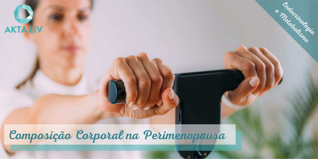 Mulher na perimenopausa usando balança de bioimpedância