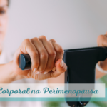 Mulher na perimenopausa usando balança de bioimpedância
