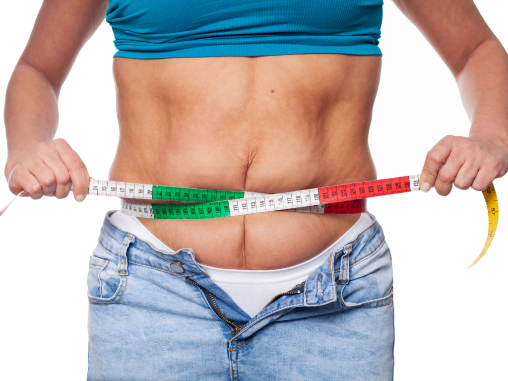 AKTA Liv - Composição corporal - Mulher com acúmulo de gordura abdominal medindo a circunferência abdominal