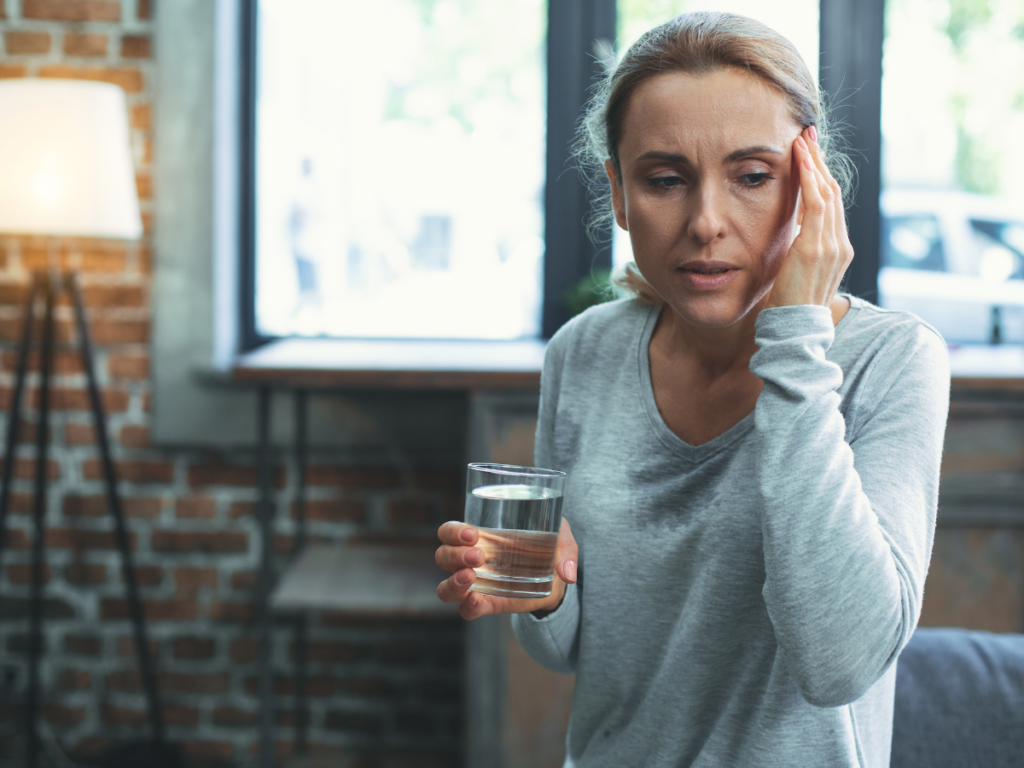 AKTA-Liv-Endocrinologia-e-emagrecimento-tratamento-de-menopausa-sem-hormonio-mulher-com-fogacho