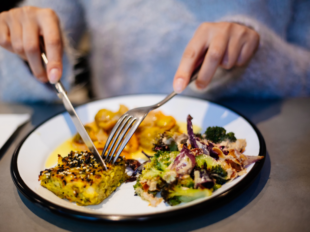 hormonios-mulher-comendo-comida-saudável