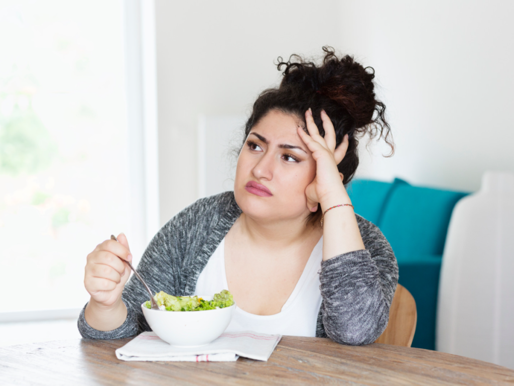 AKTA-Liv-Dietas-Restritivas-Mulher-Triste-Comendo-Salada