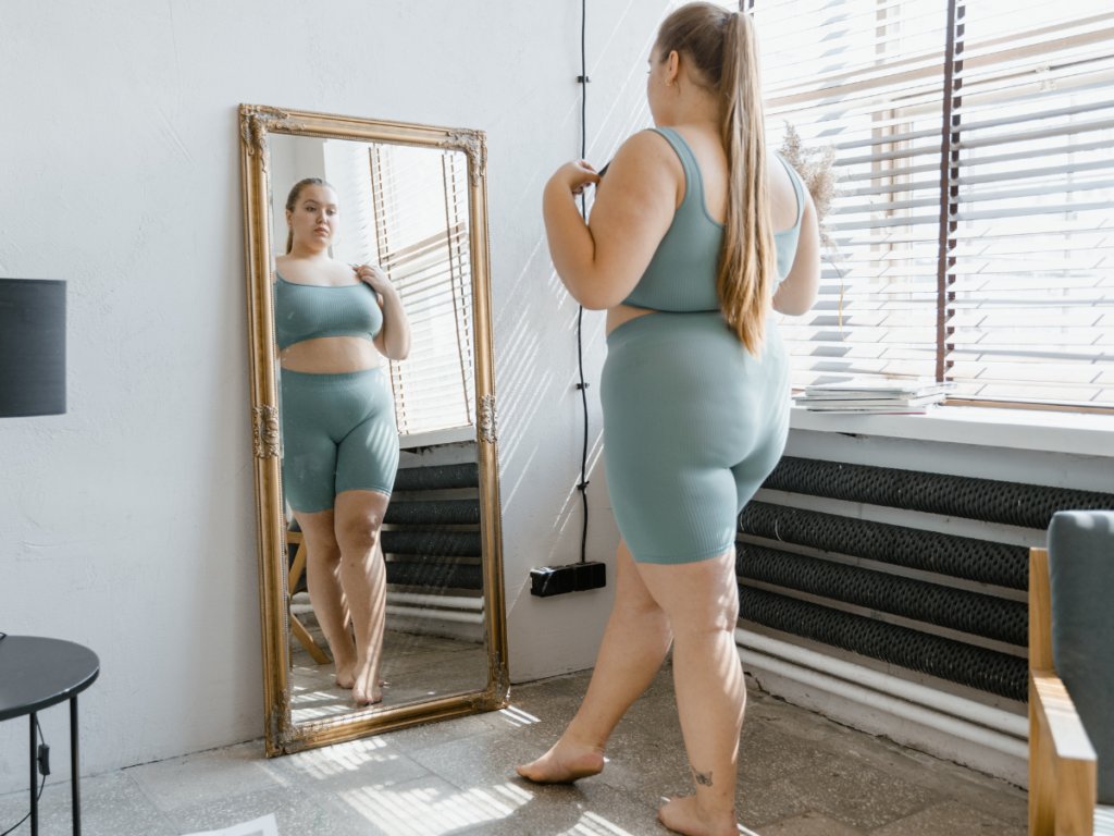 AKTA-Liv-Remedio-para-emagrecer-mulher-obesa-olhando-no-espelho