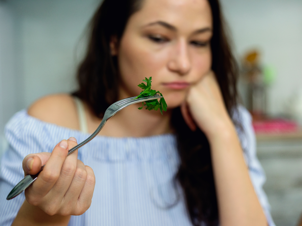 AKTA-Liv-Emagrecimento-Dieat-ou-reeducação-alimentar-mulher-desinteressada-na-dieta