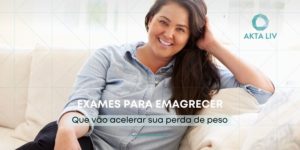 Título - Exames para emagrecer que podem acelerar a sua perda de peso. Mulher acima do peso olha para a câmera e sorri.