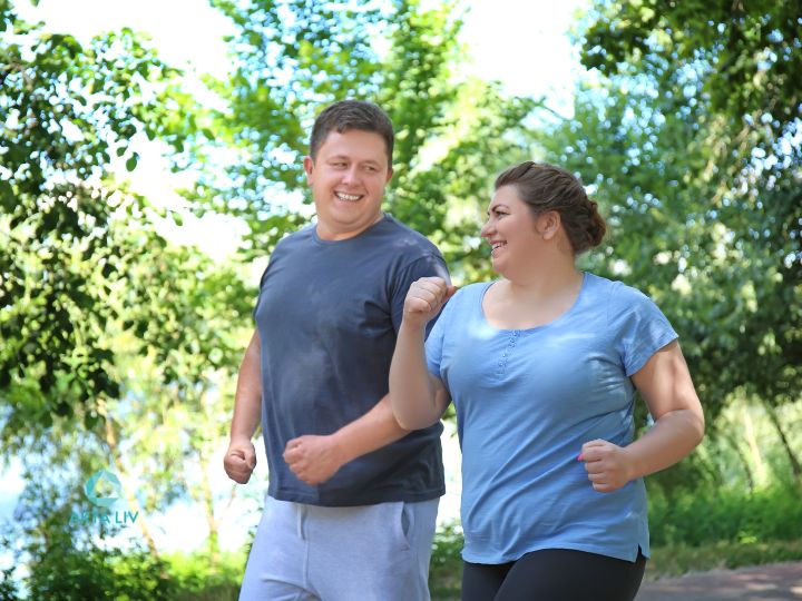 problemas hormonais. Casal acima do peso correndo em um parque e sorrindo