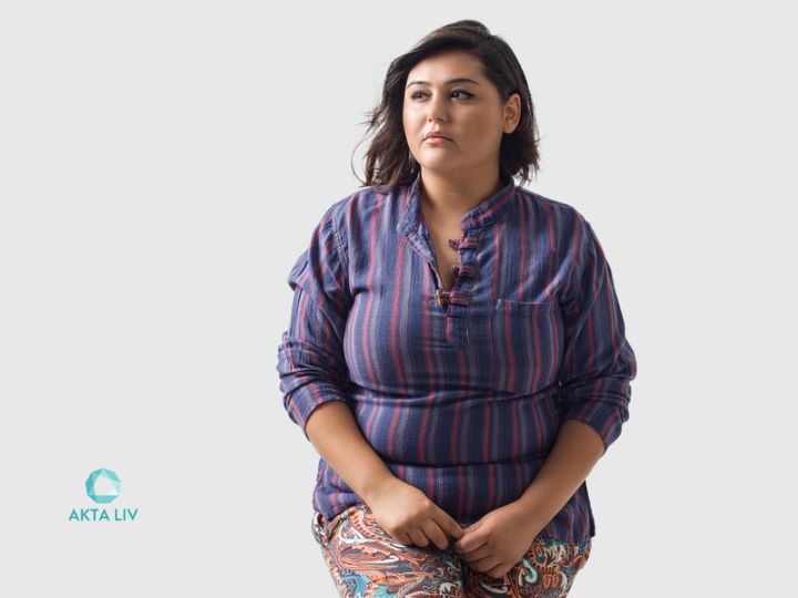 Problemas hormoniais atrapalham o emagrecimento. Mulher acima do peso no primeiro plano olha para o horizonte com o semblante triste.